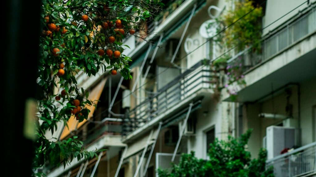 Tende da sole sui balconi di un condominio tra le piante: detrazione tende da sole 2027