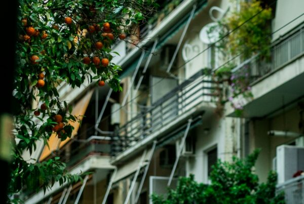 Tende da sole sui balconi di un condominio tra le piante: detrazione tende da sole 2027