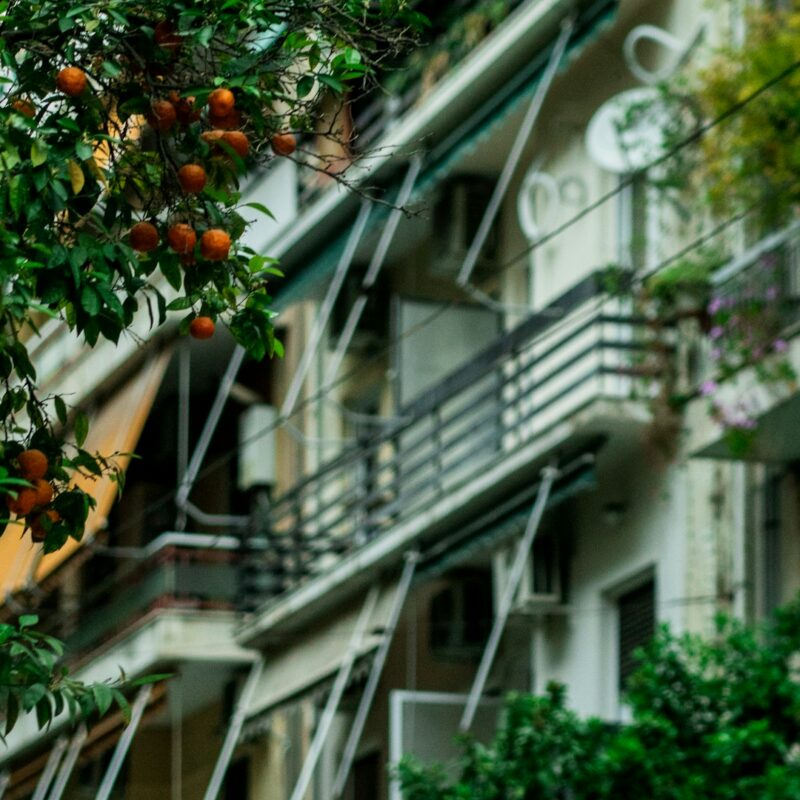 Tende da sole sui balconi di un condominio tra le piante: detrazione tende da sole 2027